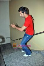  Ranbir Kapoor at Wake Up Sid photo shoot for bookmyshow.com winners in CNN IBN Offic on 3rd Oct 2009 (24).JPG